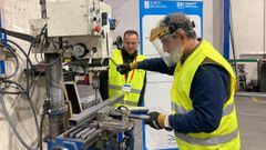 Avaliadores do equipo do IES Monte Neme facendo probas a un traballador nunha empresa