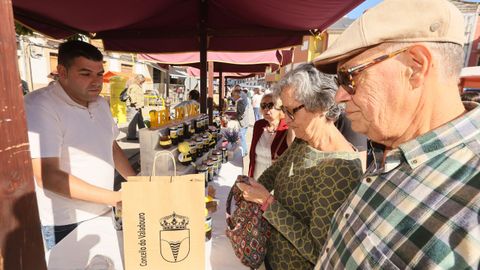Foto de archivo de un puesto de la feria valadourense celebrada el a�o pasado