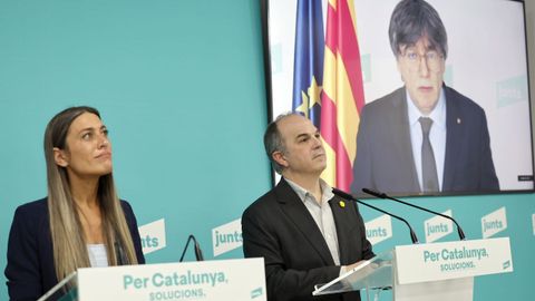 Nogueras, Turull y Puigdemont (por videoconferencia) durante la rueda de prensa de este martes