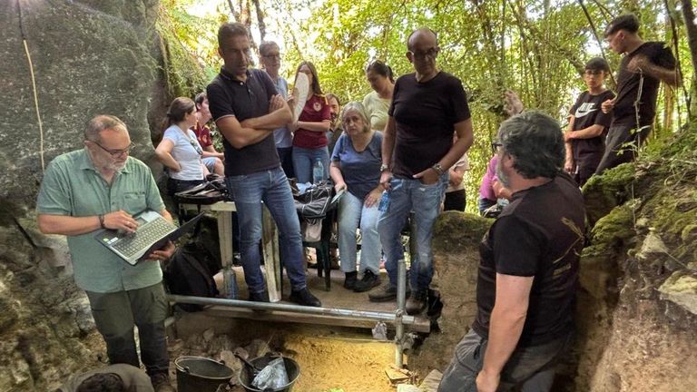 Las actuaciones arqueol�gicas en la Cova de Eir�s, en Triacastela