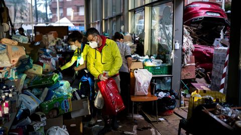 Voluntarios organizan donativos para los afectados por la dana en Paiporta