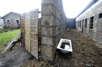 Imagen de una de las cuadras habilitadas en los restos de la antigua bater�a militar. 