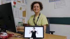 Rosa Blanco Trillo, supervisora del servicio de urgencias del CHUS, muestra la tablet con la que se realiza la videointerpretaci�n