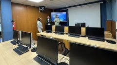 El alcalde de Boiro, Jos&eacute; Ram&oacute;n Romero, y la concejala de Cultura, Mar&iacute;a Outeiral, visitaron el aula Cemit para ver las &uacute;ltimas mejoras