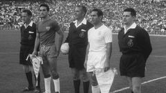 El colegiado Jos� Casti�eiras, en el centro en la imagen, en la final de Copa de 1962 entre el Real Madrid y el Sevilla.