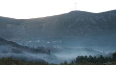 La zona afectada por el incendio, cubierta de humo este martes
