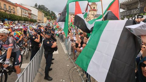 Salida de la Vuelta ciclista a Espa�a, en Vegadeo, con protestas contra Israel