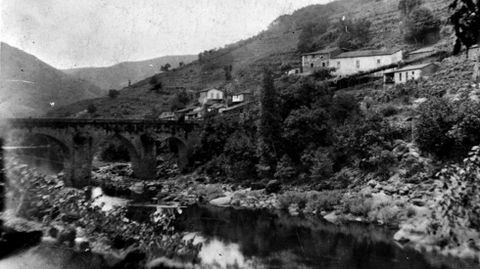 Augamil. A zona de Augamil na beira do Saviñao, foi o lugar que escolleu o fotógrafo para ver a vella ponte e a casa de Valladares e o curioso chopo ou ciprés que se ve ao pé do río