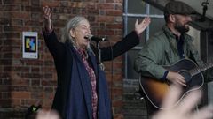 Patti Smith, en Oviedo, cantando �People have the power� junto a varios centenares de personas.