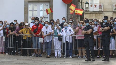 Pblico tras la valla esperando para saludar a los reyes en Santiago