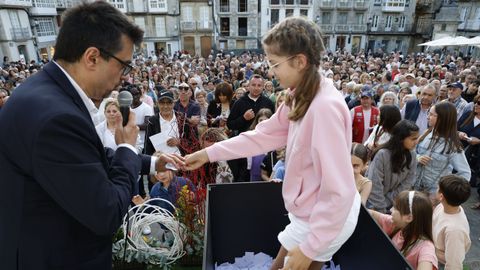 El locutor, comunicador y humorista viveirense Carlos Jim�nez, que present� el sorteo, con la ni�a que extrajo los n�meros del boleto que result� premiado