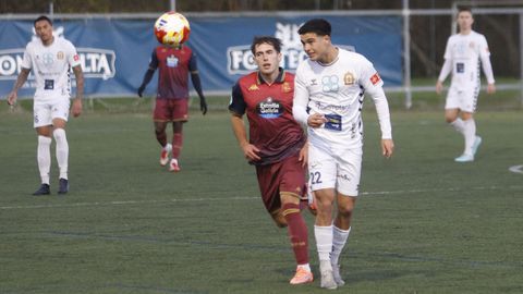 Hctor Areosa presiona a David Viln en un lance del partido