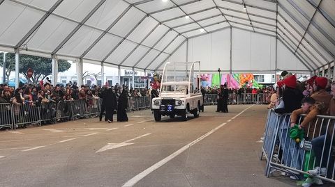 El p�blico se concentr� en la carpa tras seguir el desfile por las calles