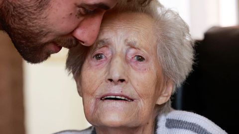 Dani Vidal, sobri�o bisneto de Carmen, amosa devoci�n por esta centenaria que agora vive en Coir�s.
