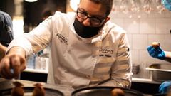 Pablo Pizarro, en la cocina del Mercado Boanerges, en una de sus colaboraciones para A4Mans.