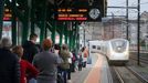 Los viajeros inmortalizan con sus mviles la llegada del primer tren Avril en los andenes de la estacin de Vilagarca