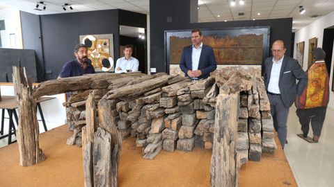 El conselleiro de Cultura, Lingua e Xuventude, José López Campos, visita la exposición O camiño das bateas de Kike Ortega.

