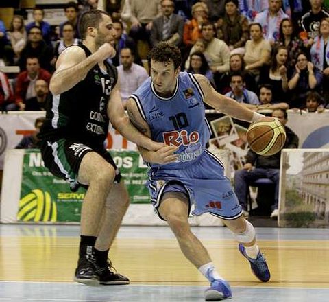 Winchester, con el balón ante Morentin en el play off.