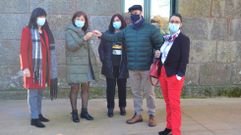 El alcalde de Bueu, con las concejalas Silvia Carballo y Ana Isabel Otero con la directiva de Afamo