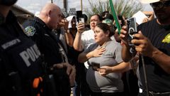 Policia hablando con inmigrantes tras una protesta en Austin