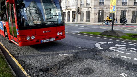 Asfalto en mal estado en el entorno de plaza de Mina, en direcci�n hacia el Obelisco