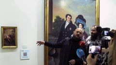 El Ni�o de Elche, con una de las obras del Bellas Artes