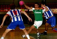 El carball�s Pablo intenta evitar una dura entrada del coru��s Alfonso ante la mirada de Pedro.