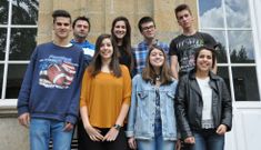 El profesor Jos� Arca, primero por la izquierda en la fila de atr�s, con estudiantes de teatro premiados.