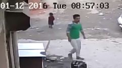 Un coche pasa por encima de una nia que resulta ilesa