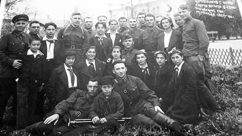 �Ni�os de la Guerra� espa�oles, huidos de la guerra civil, acogidos en Ucrania posan junto a oficiales sovi�ticos en una imagen de finales de los a�os 30 del siglo pasado