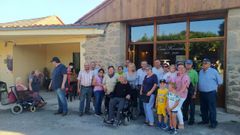 Numerosos vecinos de Tuiriz asistieron a la inauguraci�n de la cantina Casa Ferroedo, el primer local de hosteler�a que funciona en la parroquia en nueve a�o