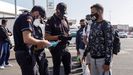 Unos polic�as revisan los papeles de unos inmigrantes trasladados desde Gran Canaria a Tenerife para ser alojados en un hotel del sur de la isla gracias a la gestion de la Cruz Roja