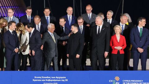 Los dirigentes europeos se posicionan para la foto de familia de la cumbre de Chipre.