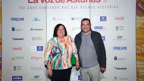 La gerente de La Voz de Asturias, Cristina Corujo, junto a su marido, Tino Ro.