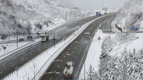 Nieve en la A-6 a la altura de Pedrafita do Cebreiro
