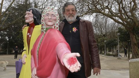 Lombera posa junto a su escultura de las hermanas Fandi�o que restaur� el a�o pasado