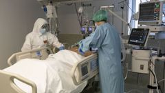 Personal sanitario trabajando en la uci del Hospital Lucus Augusti