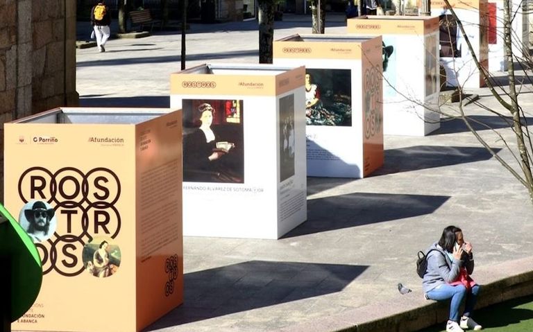 la Praza do Cristo del Porri�o acoge la muestra de calle Rostros de las colecciones de Abanca y Afundaci�n..la Praza do Cristo del Porri�o acoge la muestra de calle Rostros de las colecciones de Abanca y Afundaci�n