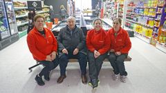 El alcalde�Lino Rodr�guez junto con tres de las empleadas del s�per. De izquierda a derecha, Caterina, Raquel y Ana