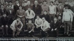 Suso, primer presidente de Siareiros Dezaos, conserva esta foto de la primera que hubo en Lal�n. 