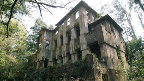 Sanatorio de Cesuras en el parque de O Paraxn