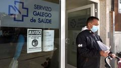 En el centro de salud de Ribeira, como en el de Boiro, tambi�n se indica en la puerta el n�mero de facultativos que faltan.