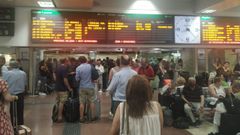 Paneles en la estaci�n madrile�a de Chamart�n, con viajeros afectados.