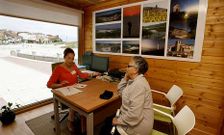 La encargada de la oficina de turismo de Laxe recibe elogios a la comarca, pero tambi�n quejas.