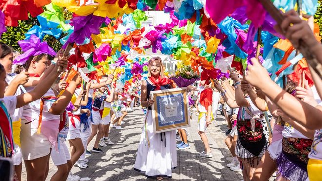Sefy Carril, con su reconocimiento de Camari�ana do Ano bajo la colorida mini Danza de Arcos