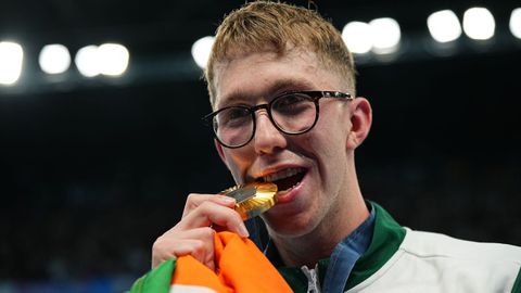 Daniel Wiffen posando con su medalla este martes