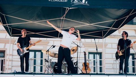 Actuaci�n del grupo Elefantes en el Festial!