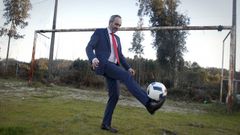 Quince campos de f�tbol y un bal�n desesperado