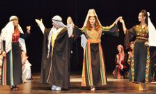 <span lang= es-es >Cee se acerca a Palestina</span>. Sus trajes, sus versos y sus canciones fueron algunas de las v�as empleadas para mostrar a los vecinos de Cee la realidad del pueblo palestino. 