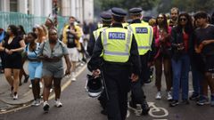 Varios polic�as patrullan durante el carnaval de Notting Hill